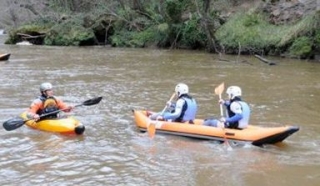  Kanus auf dem Fluss 